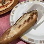 サイゼリヤ - ワインに定番のバケットをオリーブオイルでいただきます♪