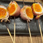 巻串ト酒 まぼや - 半熟卵のベーコン巻き275円