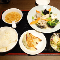 石庫門 田町店 - 週替わりランチ（海鮮塩炒め）＋餃子