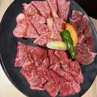 焼肉 もとび - 料理写真:上から右回りで、黒毛和牛カルビ　ハラミ　国産ロース