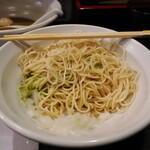 丿貫 - ハラペーニョチーズのあえ玉の麵とその下の油ダレ