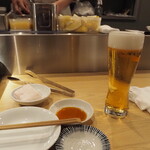 高円寺 焼肉ここち - 生ビール越しにイケメン店長