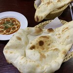 STAR - スペシャルバターチキンとナン。トマト味が強くってコクがある。