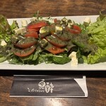 魚酔 - トマトとクリームチーズのバジルサラダ