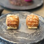 レヴォ - ・満寿泉の酒粕を練り込んだグジェールに、富山の吉田興産が手掛ける山羊のチーズ