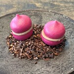 レヴォ - ・赤ビーツのメレンゲと、L’evo鶏のレバーペースト