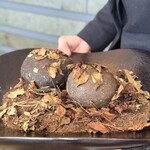 レヴォ - ・薪焼き腐葉土と塩釜で包み焼きした赤蕪