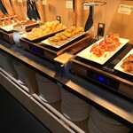海鮮ブッフェダイニング 銀座八芳 - 惣菜セクション。