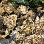 海鮮ブッフェダイニング 銀座八芳 新宿店 - こちらは牡蠣。