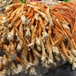 海鮮ブッフェダイニング 銀座八芳 新宿店 - 山積みのカニ。