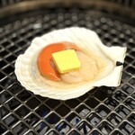 海鮮ブッフェダイニング 銀座八芳 - ホタテはバター醤油で。
