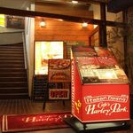 イタリアンダイニング カフェ ハーレーパーク - こちらの看板が目印！メニューも要チェック
