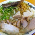 Kenchan Ramen - 中華そば(小盛) 油ぽく はじ ネギ増 600円！