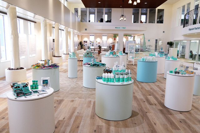 ハッカで有名な北見でミントソフトクリームを。 : 北見ハッカ通商 本社内直営ショップの写真