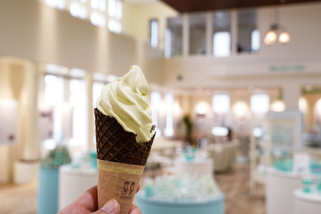 ハッカで有名な北見でミントソフトクリームを。 : 北見ハッカ通商 本社内直営ショップの写真