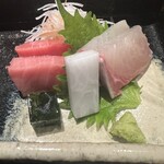 277660403 - 北海道の生マグロとブリのお刺身。