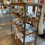 mito cafe - 地元の産物が並んでいます。これを見るのも楽しい