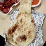 マイチキンマイカレー - ナンがでかい！