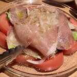 胡麻 セサミ - トマト、生ハム、オニオンのサラダ