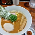 RAMEN GOTTSU - 写真右下の辛肉玉で味を整えます。