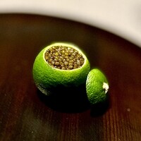 茶禅華 - ❺酸橘海蜇
                    〜ポツンと置かれた彩り鮮やかな巣立ちのビジュアルが美し〜い。酢橘を絡めたクラゲに中国産のキャビアを乗せて  紹興酒と合わせて頂くと、爽やかな中にキャビアの味わいが口いっぱいに広がる。