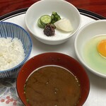 岡半 - 卵かけご飯と赤出汁
