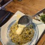 大砲ラーメン  - 高菜チャーハンにマヨを付けて⋯　これがまた、不思議と美味い❗️