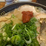 大砲ラーメン  - ここに下ろしニンニクと辛子ニンニクを大量投入❗️これもルーティン〜