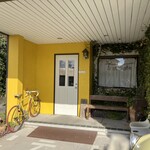 バナナカフェ - 建物〜自転車〜車〜　バナナカラー化が止まらない（笑）