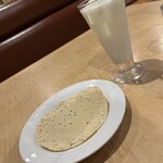 ダナパニ - 料理写真:ラッシーとサービスのパリパリ