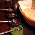 シターラ - パパダムとソース4種