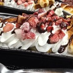 二代目 だるま 本店 - チョコソース、ホイップ、イチゴ、ワッフル