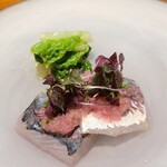 277698943 - ③游がせ真鯵(静岡県駿河湾産、サスエ前田魚店)、柑橘ビネガー&桜蝦オイル掛け、ハーブ載せ、刻み赤玉葱マリネ、赤紫蘇&刻み芽葱載せ、山東菜(静岡県産)添え
                        桜蝦をお腹一杯食べた真鯵、旨み&滋味を味わう