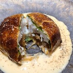 277698960 - ⑦游がせ花鯛(正式名:血鯛、静岡県焼津産、サスエ前田魚店)&大葉&ロースト玉葱のパイ包み焼き、ブールブラン・ソース添え
                        花鯛は脂の旨みが極まる時期、まるで赤鯥の様な滋味があります