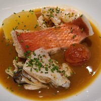 馳走西健一 - ⑤蒸し活〆金目鯛(静岡県駿河湾産、サスエ前田魚店)入り魚介と野菜のブイヤベース《蛤(静岡県焼津産、サスエ前田魚店)&鬚長海老(静岡県駿河湾産、サスエ前田魚店)&ミニ蕃茄(静岡県掛川産)&馬鈴薯》