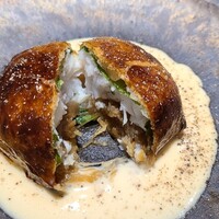 馳走西健一 - ⑦游がせ花鯛(正式名:血鯛、静岡県焼津産、サスエ前田魚店)&大葉&ロースト玉葱のパイ包み焼き、ブールブラン・ソース添え
                    花鯛は脂の旨みが極まる時期、まるで赤鯥の様な滋味があります