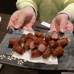 完全個室 食べ飲み放題 チーズ 肉バル Just MEET - ウインナー。揚げてあるのか、皮がカリカリしてて、好みじゃなかった。
