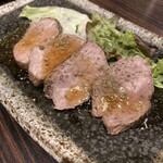 完全個室 食べ飲み放題 チーズ 肉バル Just MEET - ローストビーフ。厚切りで贅沢なのかもしれないけど、薄くて柔らかい方が好みなので残念。