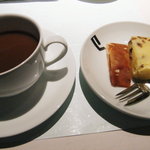 ドゥ エピセ - 追加のコーヒーとお茶菓子（300円）