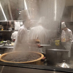 ジョーズ シャンハイ ニューヨーク  - ガラス張りの厨房