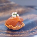 プレゼンテ スギ - 2024.12 千葉の魅力（房総産伊勢海老の自家製塩麹タルタル、伊勢海老パウダーのホワイトチョコレート、伊勢海老シート、アリッサム）