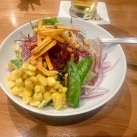 鉄板焼 やまおか - サラダにスプーン？　と思ったらコーンをすくってくださいとのこと