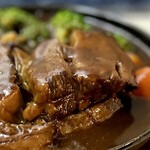 グリル佐久良 - 長時間煮込まれた牛肉はトロトロ