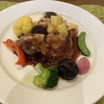 ヴェルヴェンヌ - 鶏もも肉のソテープルーンと赤ワインのソース