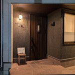 とんかつ成蔵 - 玄関は通り過ぎてから見つけました。