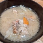 とんかつ成蔵 - かなり具が詰まった豚汁です。これだけのクオリティは「プリボー」だけでした。