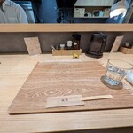 とんかつ成蔵 - 木のトレーが敷かれます。