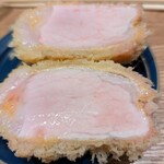 とんかつ成蔵 - 特ロース。つつくと赤い肉汁が出てきます。