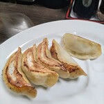 ラーメン仙花 - 結構ストロングニンニクな餃子がとても好み