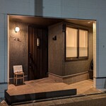 とんかつ成蔵 - 右側に待合の席があります。